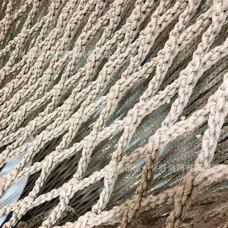 Kültéri fán lévő mászó háló 12 mm-es nylon zsinórral, csomópont nélküli háló — mászásra, védelemre és dekorációra vidámparkokban, bevásárlóközpontokban és játszótereken