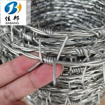 Melegen galvanizált acéldrótból készült tűződrót háló, dupla csavarodású kivitel, jobbos csavarodás, húzószilárdság 450–1200 MPa, vasút és legelő számára