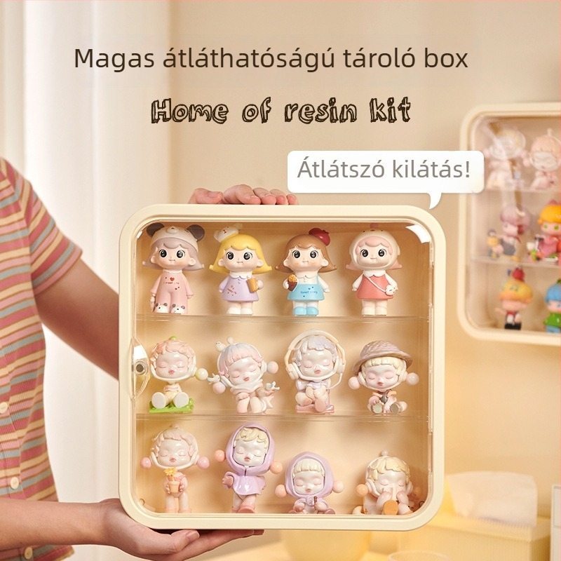 Figurák tároló doboza — falra szerelhető, porálló, kétfunkciós kiállítási szekrény babáknak; PET műanyag, 1 L kapacitás