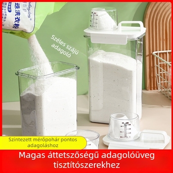 Négyzet alakú műanyag mosópor tároló tartály zárófedéllel és beépített mérőedénnyel, kapacitás 3.1–4 L, vízálló és nedvességálló.