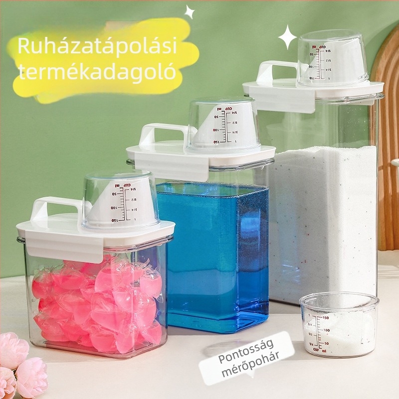 Négyzet alakú műanyag mosópor tároló tartály zárófedéllel és beépített mérőedénnyel, kapacitás 3.1–4 L, vízálló és nedvességálló.