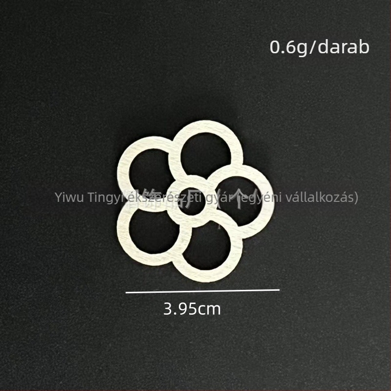 Perforált körfa címke akasztóval, lézergravírozott és kézzel írt felirattal, üreges dekoratív kiegészítő, termékkód: 035, anyag: fa, modern minimalista stílus.