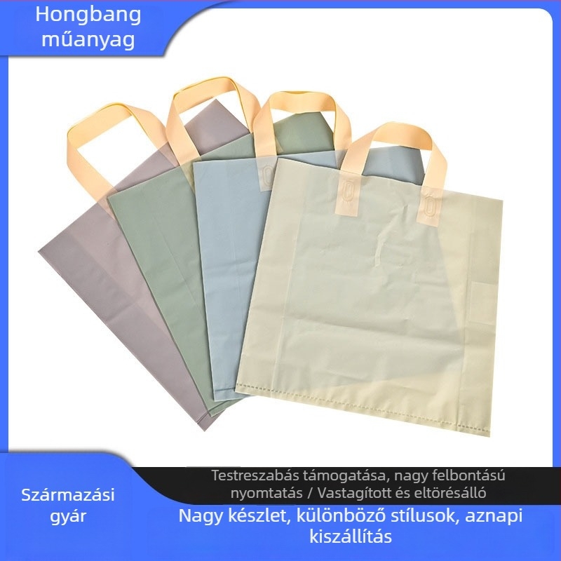 Matt felületű műanyag ruházati csomagoló taska; márka Red bang; eredet Dongguan Humen, Kína; napi termelés 200 000 db; fogantyú 36×3 cm