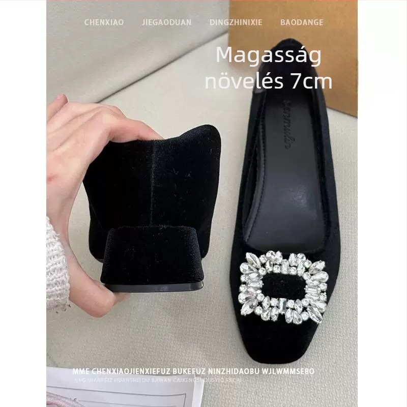 Női lapos cipő rejtett 7 cm magasságnöveléssel, velúr felsőrész, négyzet alakú orr, vastag sarkú 6–8 cm
