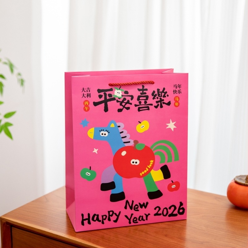 Hetes színű ló újévi ajándékzacskó, rajzfilmszerű stílus; anyag: fehér karton, nyomtatás; raktáron, szabvány verzió; alkalmas újévi ajándékokra