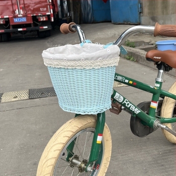 Gyerekeknek szóló kerékpár első kosara – retro rattan utánzat, fonott elülső kosár, műanyag, modell SL, modern minimalista stílus