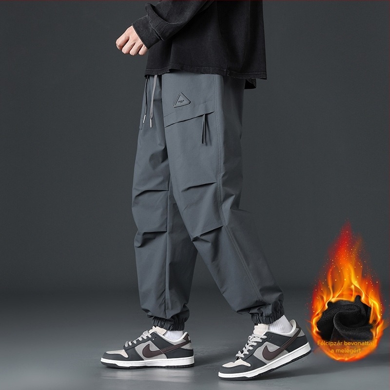 Férfi fleecessel bélelt nadrág, koreai stílusú, laza szabás boka körüli kötődéssel, középmagas derék, 100% poliészter fleece anyag, téli mindennapi nadrág