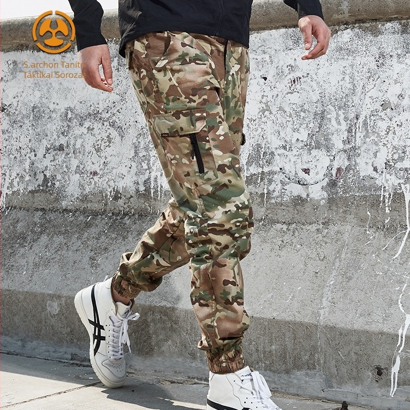Férfi taktikai nadrág, slim-fit jogger stílus, katonai camouflage mintázat, pamut-poliészter keverék, vízálló és kopásálló