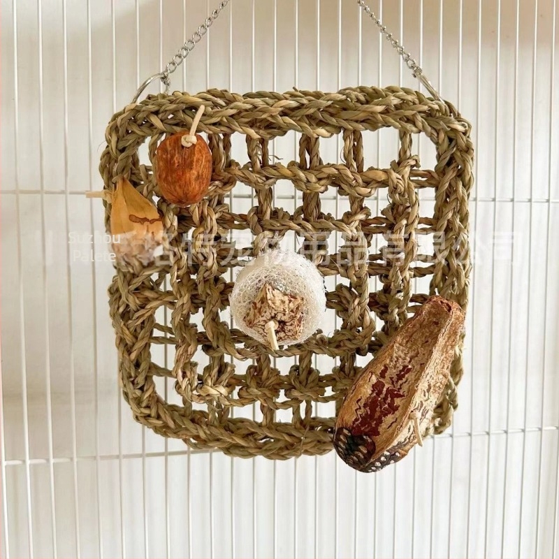 Papagáj játék: szalmaszálból font rágóháló és fűből készült labda, gyümölcs motívummal, modell Ky2469