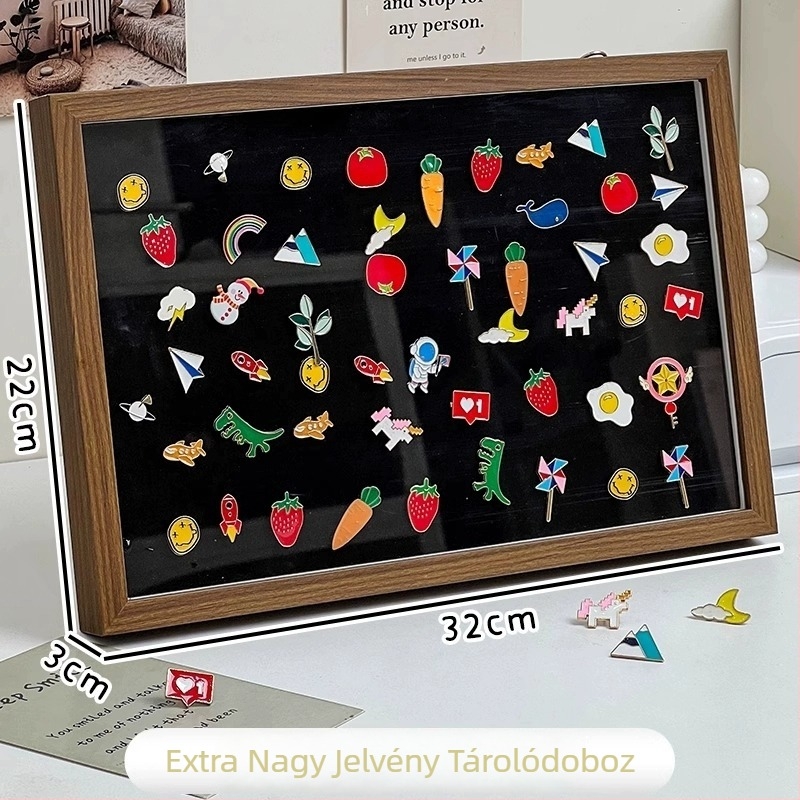 Filc paneles medál- és jelvénykirakó keret, porvédett fa- és fémszerkezetű asztali tároló doboz, 1 L kapacitás