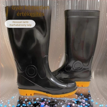 Férfi esőcsizmák, magas szárú, PVC felső rész, gumírozott talp, kerek orr, kúpos sarok 1–3 cm, nyárra