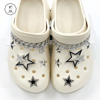 NR-0053 cipő kiegészítő, Noran; virág alakú dísz gyémántkövekkel a lyukas/slip-on típusú cipőkhöz; szezonok: nyár, ősz, tavasz, tél