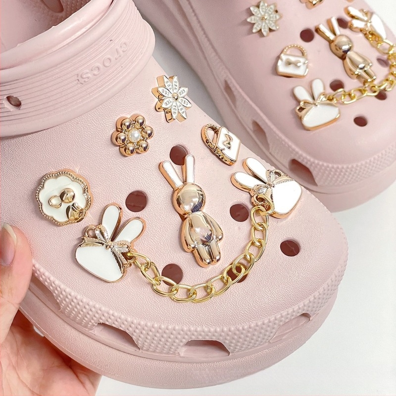 Xianzhi Crocs DIY dekoratív cipőcsat – virágos kiegészítő, készlet c-392, nyuszi lánccal, mind a négy évszakban megfelelő