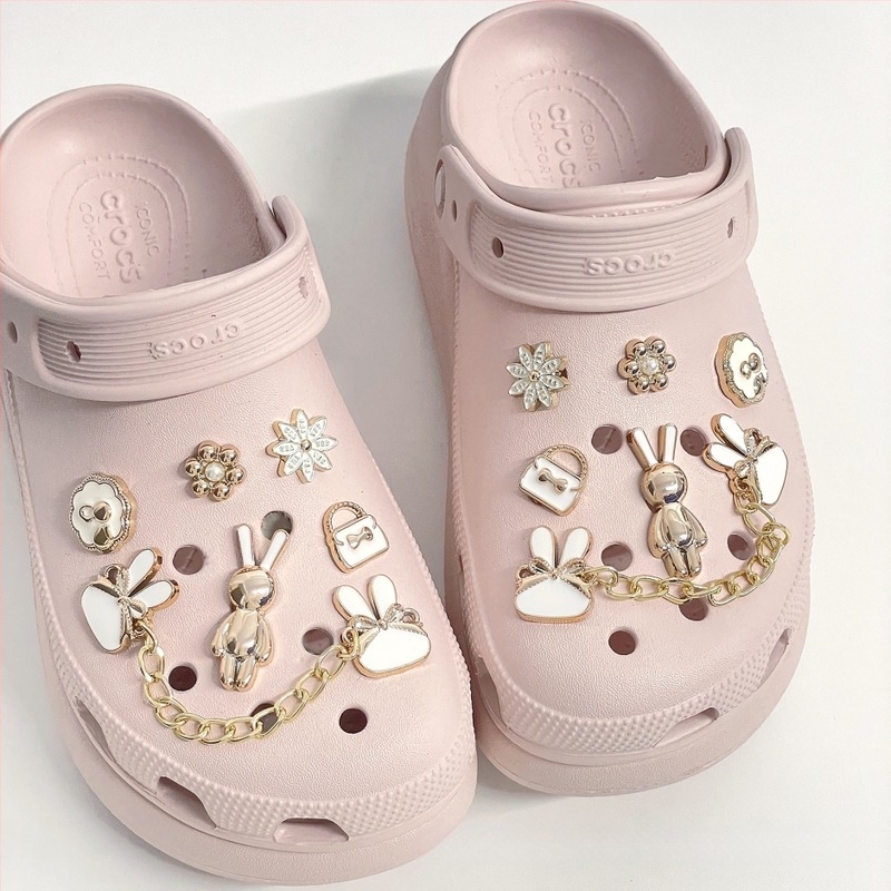Xianzhi Crocs DIY dekoratív cipőcsat – virágos kiegészítő, készlet c-392, nyuszi lánccal, mind a négy évszakban megfelelő