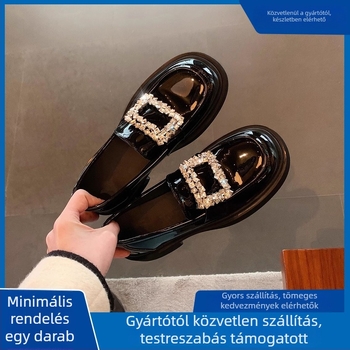 Platform mokaszín kerek orrú, strasszos négyszögű csattal, vastag sarok, mikroszálas bélés