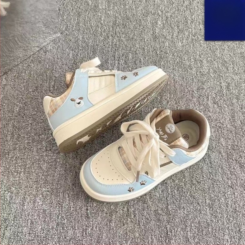 Campus-stílusú női casual sneaker, PU felsőrész, elülső kötözéses zárás, alacsony profil, 3–5 cm injektált talp, légáteresztő