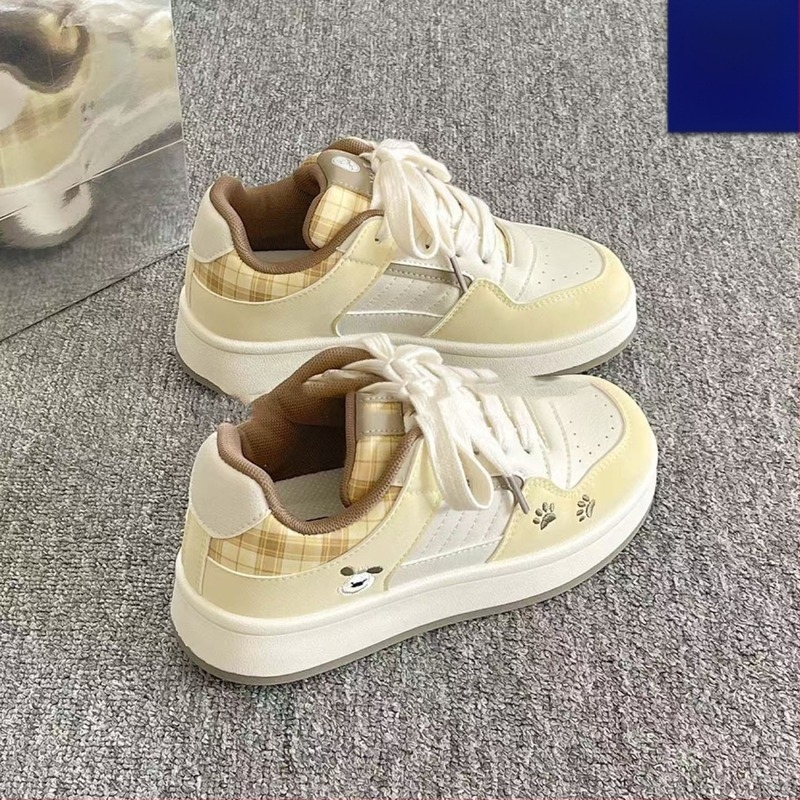 Campus-stílusú női casual sneaker, PU felsőrész, elülső kötözéses zárás, alacsony profil, 3–5 cm injektált talp, légáteresztő