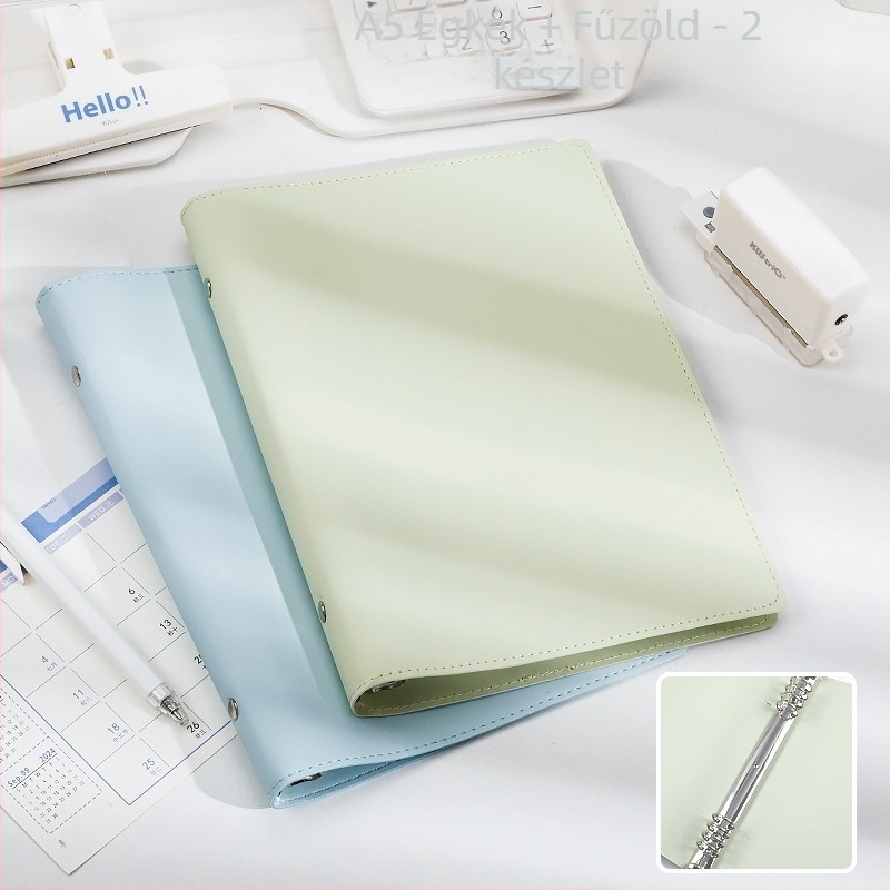 Elválasztható puha bőrből készült kötőfüzet csatos borítóval, 1–50 oldal, 40 g/m2 faalapú papír, kötés: binder
