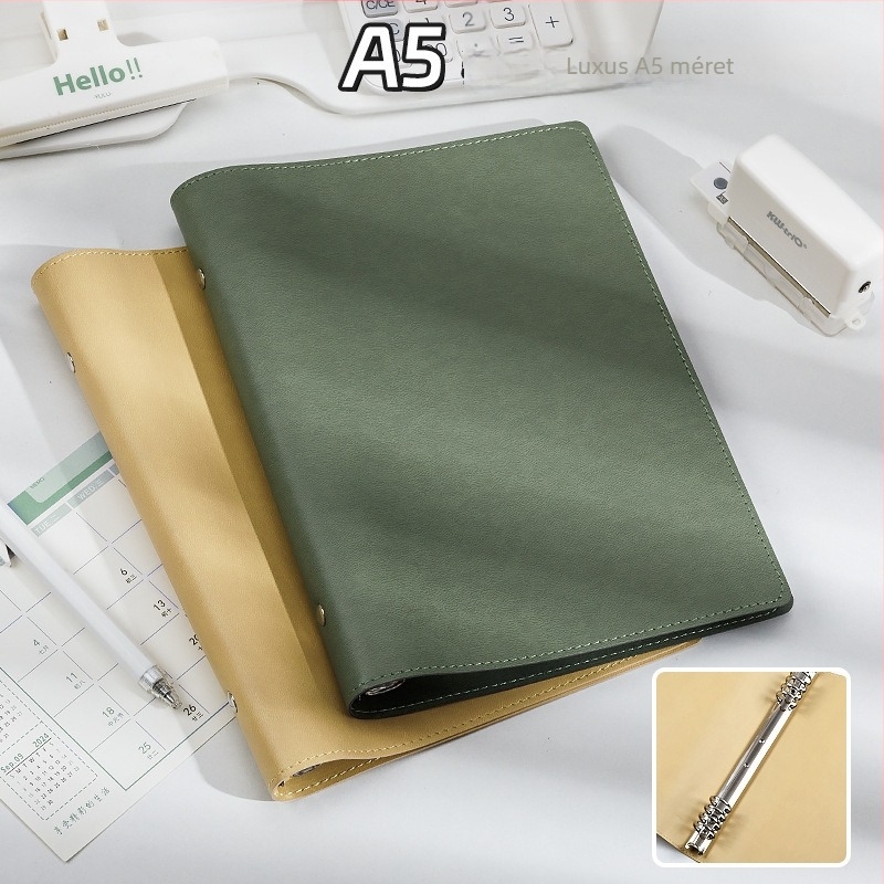Elválasztható puha bőrből készült kötőfüzet csatos borítóval, 1–50 oldal, 40 g/m2 faalapú papír, kötés: binder