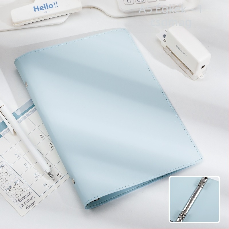 Elválasztható puha bőrből készült kötőfüzet csatos borítóval, 1–50 oldal, 40 g/m2 faalapú papír, kötés: binder