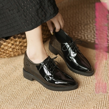 Női pointed toe loafer, rejtett magasságnövelő sarok 3–5 cm, lakkozott bőr, fűző, gumi talp, PU talpbetét