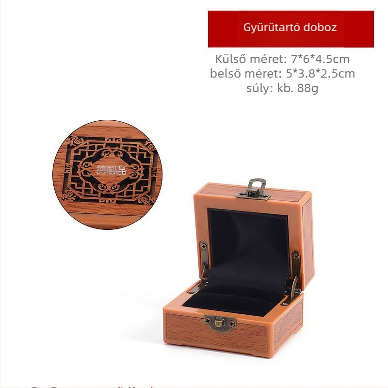 Qilin ékszerek csomagolása — laservágott mintával ékszertartó doboz, műanyag külső, belső faapríték, flanel és selyem bélés.