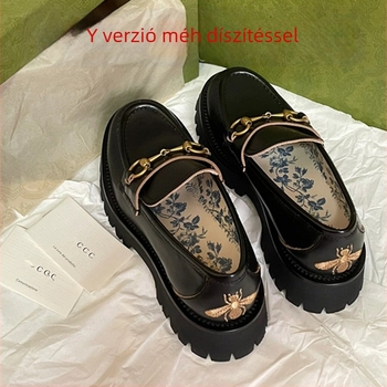 Női bőrből készült mokaszin vastag talppal, kerek orrú, felső része marhabőr, közepes magasságú sarok 3–5 cm, gumitalp, bélés báránybőr