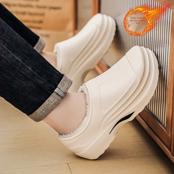 Férfi téli vízálló csúszásmentes konyhai cipő, Slip-On, bélelt műszálas rövid plüss belsővel, EVA felsőrész és talp, kerek orr