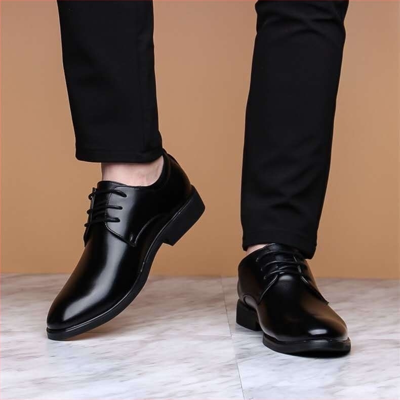 Férfi formális bőrcipő brit stílusban, légáteresztő, hegyes orrú, gumi talp, alacsony sarok 1–3 cm