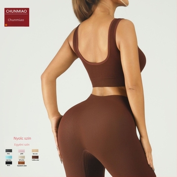 Női jóga felső mellkasbetéttel — varrás nélküli, gyorsan száradó, karcsú fazon (Összetétel: Nylon 92% + Spandex 8%; Nedvesség-elvezető; Modell: Slim; Hossz: Chest-length; Mellkasbetétet tartalmaz)