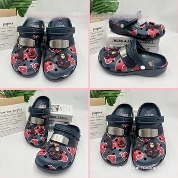 Ninja x Uchiha Itachi Crocs-stílusú férfi papucsok, rajzfilmszerű dizájn, kényelmes és kopásálló, mindennapi nyári lábbeli