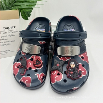 Ninja x Uchiha Itachi Crocs-stílusú férfi papucsok, rajzfilmszerű dizájn, kényelmes és kopásálló, mindennapi nyári lábbeli