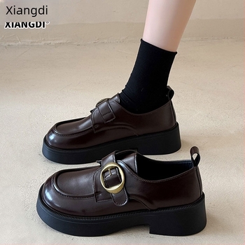 Loafers felső-grán marhabőrből, kerek orr, középmagas sarok 3-5 cm, vastag sarok, Slip-On