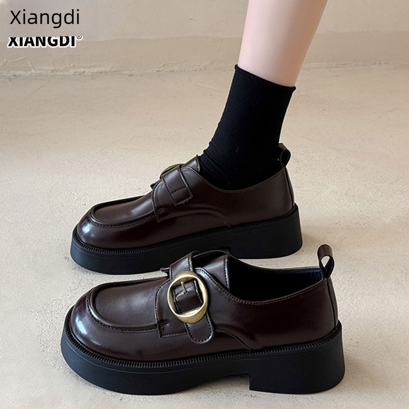 Loafers felső-grán marhabőrből, kerek orr, középmagas sarok 3-5 cm, vastag sarok, Slip-On