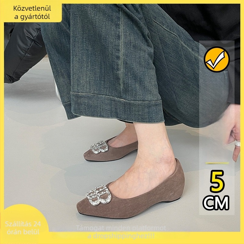 Lapos cipő négyszögletes orral, velúr felsőrész, közepes magasságú sarok 3-6 cm, gumitalp