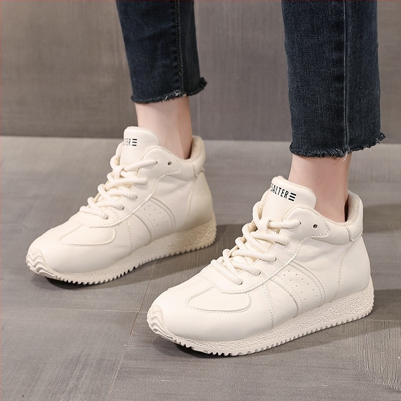 Női magasított bőr sneakers, felsőrész első réteg marhabőrből, belső báránybőrös bélés, fűzős záródás, gumitalp.