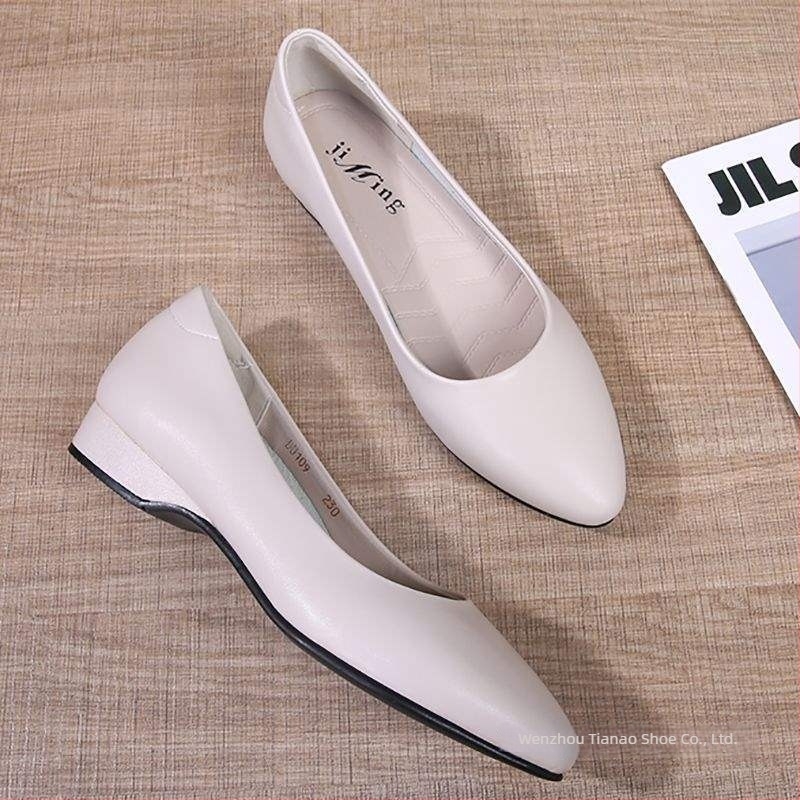 Női lapos cipő tavaszra, kétoldalas marhabőr felsőrész, gumitalp, alacsony macskaméretű sarok, slip-on