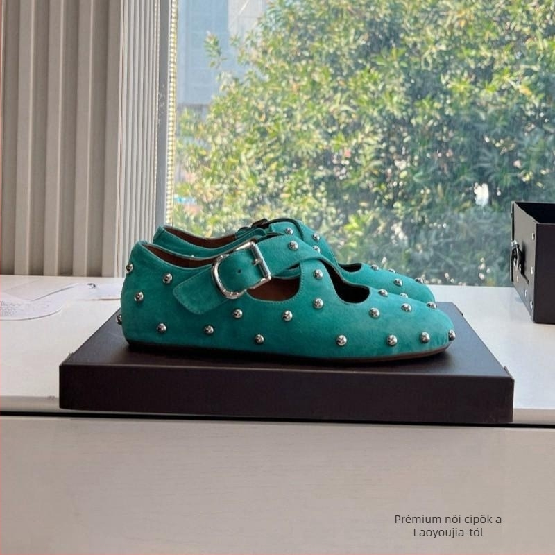 Velúr loafer szegecsekkel, csúszásmentes talppal, középmagas felsőrésszel, Vibram Rubber talppal