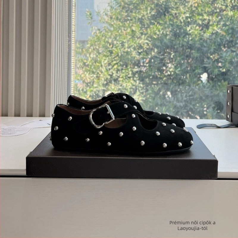Velúr loafer szegecsekkel, csúszásmentes talppal, középmagas felsőrésszel, Vibram Rubber talppal