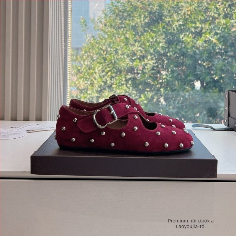 Velúr loafer szegecsekkel, csúszásmentes talppal, középmagas felsőrésszel, Vibram Rubber talppal