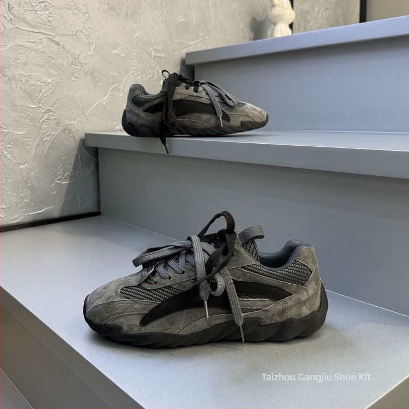 Magasságot növelő, vastag talpú sneaker, uniszex dizájn, felsőrész több anyagból, gumitalp, fűzővel záródó