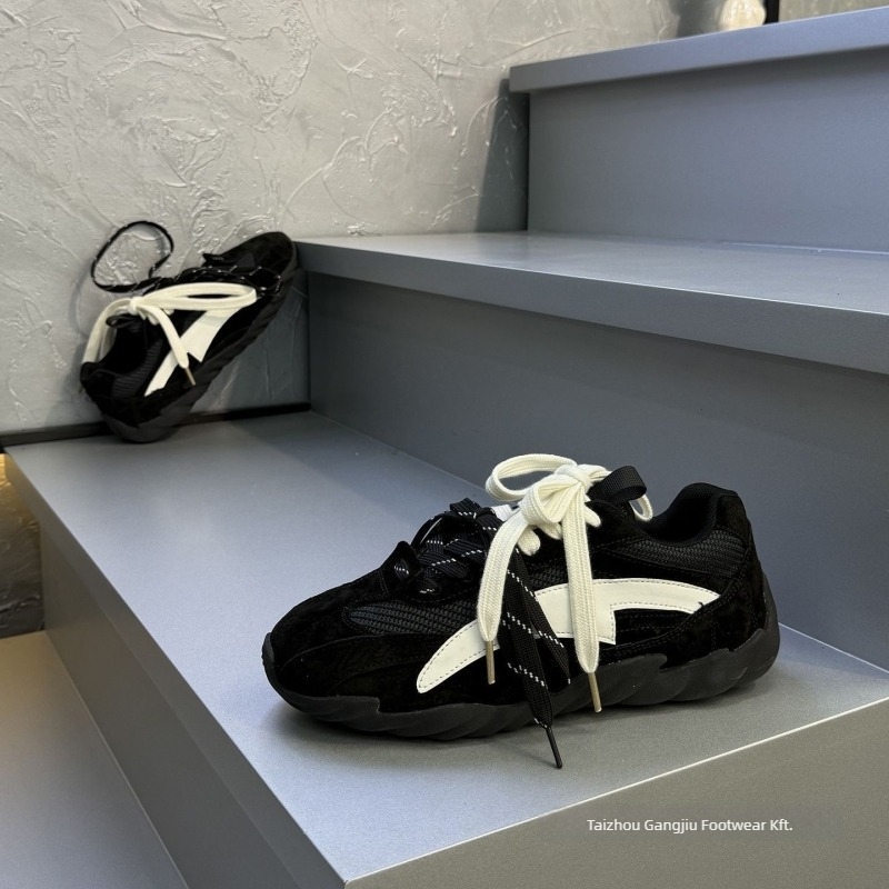Magasságot növelő, vastag talpú sneaker, uniszex dizájn, felsőrész több anyagból, gumitalp, fűzővel záródó