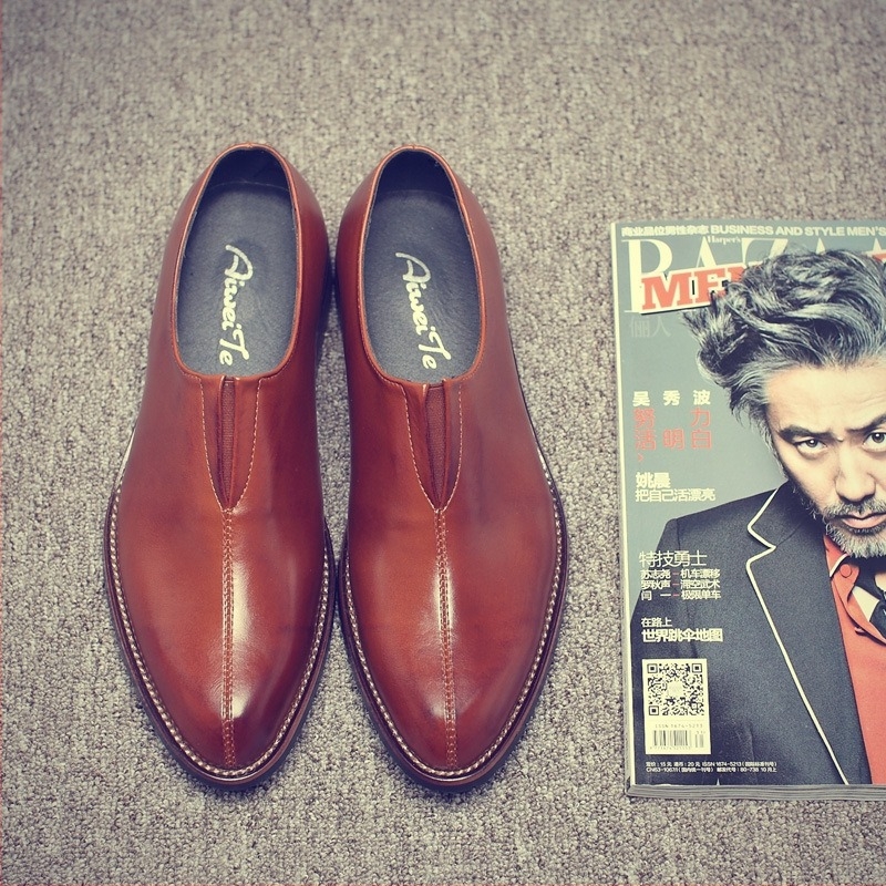 Férfi bőr üzleti cipő, hegyes orrú, slip-on, brit stílus, középtok 3–5 cm, fa talp