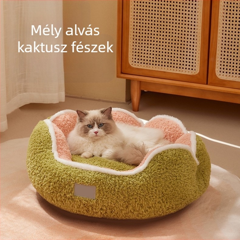 Macskák és kistestű kutyák számára téli, félig zárt, négy évszakos alvóhely Teddy stílusú textíliával és PP gyapot töltéssel; méretek 40×40×18 cm, 50×50×22 cm, 60×60×24 cm