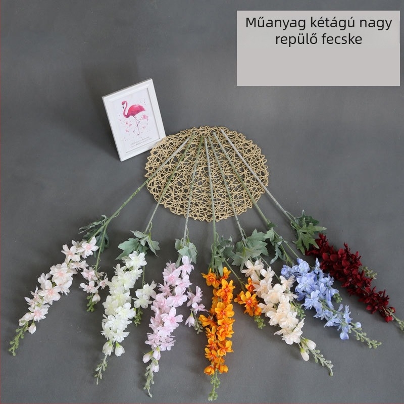 Delphinium művirág kompozíció vázzal, textil anyagból, esküvői helyszín dekorációhoz