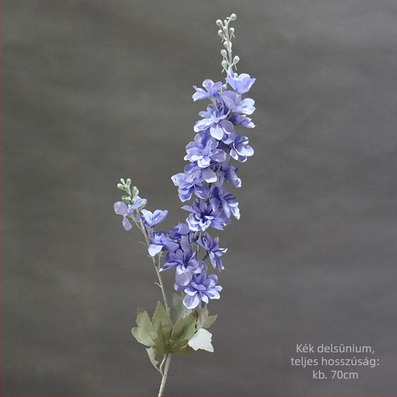 Delphinium művirág kompozíció vázzal, textil anyagból, esküvői helyszín dekorációhoz