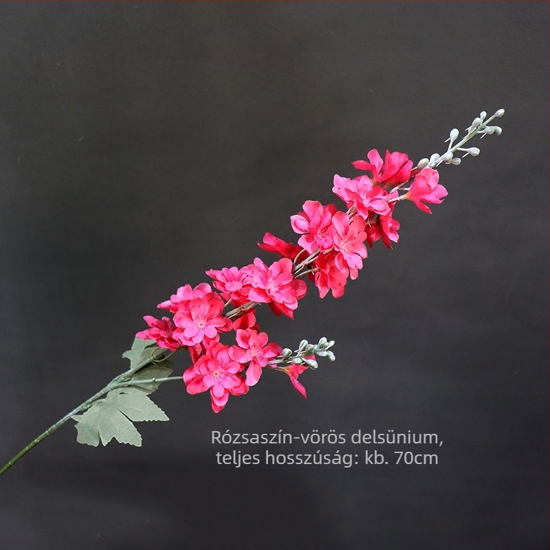 Delphinium művirág kompozíció vázzal, textil anyagból, esküvői helyszín dekorációhoz