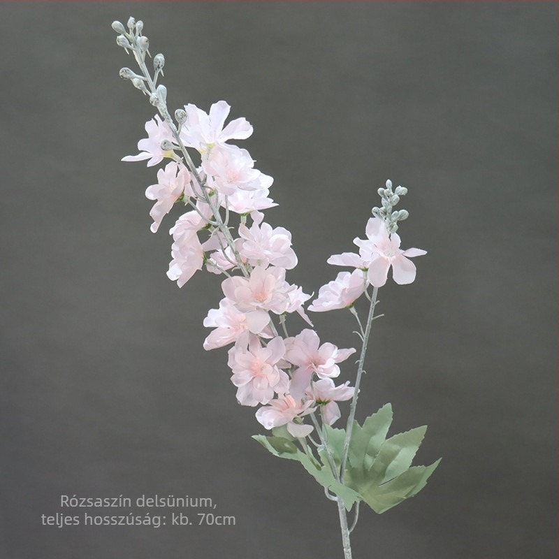 Delphinium művirág kompozíció vázzal, textil anyagból, esküvői helyszín dekorációhoz