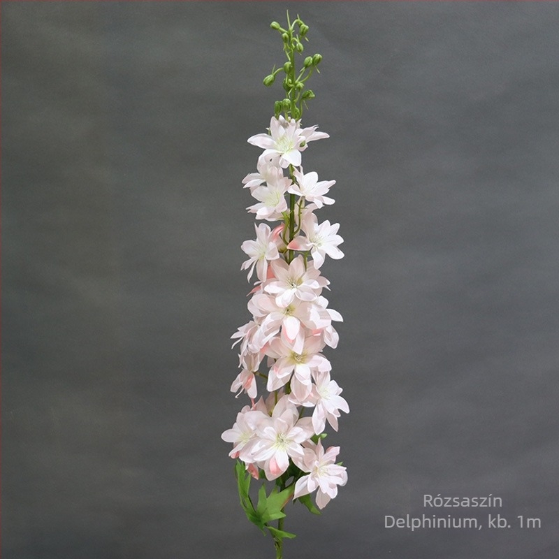 Delphinium művirág kompozíció vázzal, textil anyagból, esküvői helyszín dekorációhoz