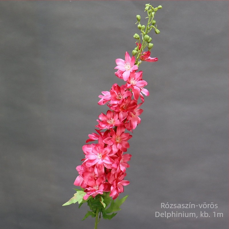 Delphinium művirág kompozíció vázzal, textil anyagból, esküvői helyszín dekorációhoz
